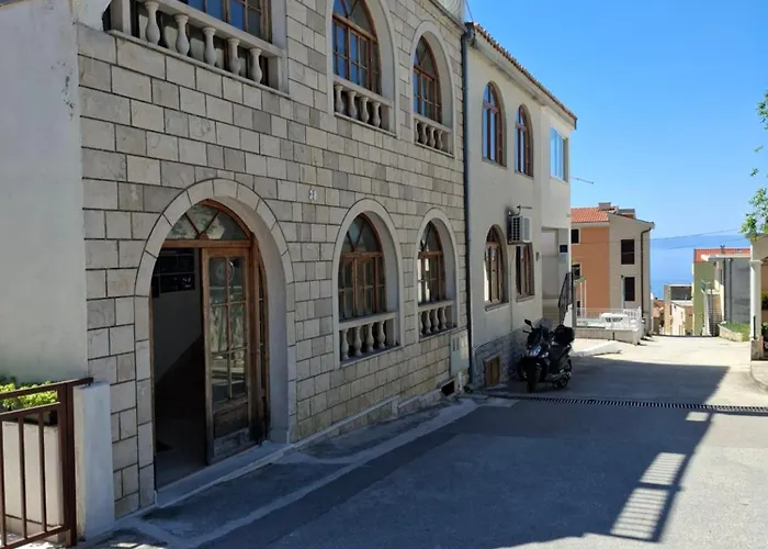 Kate Apartman *